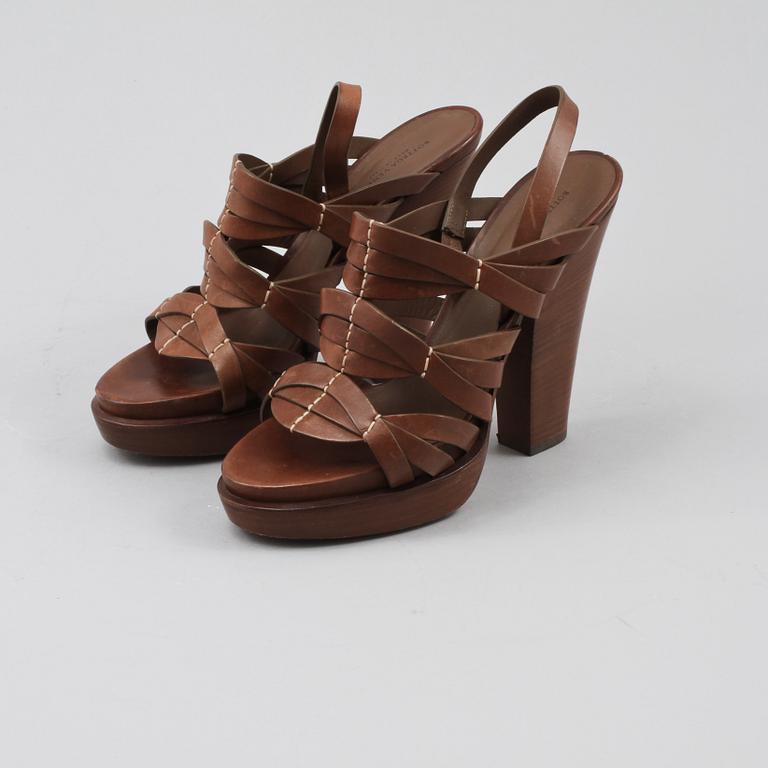 SKOR, Bottega Veneta.