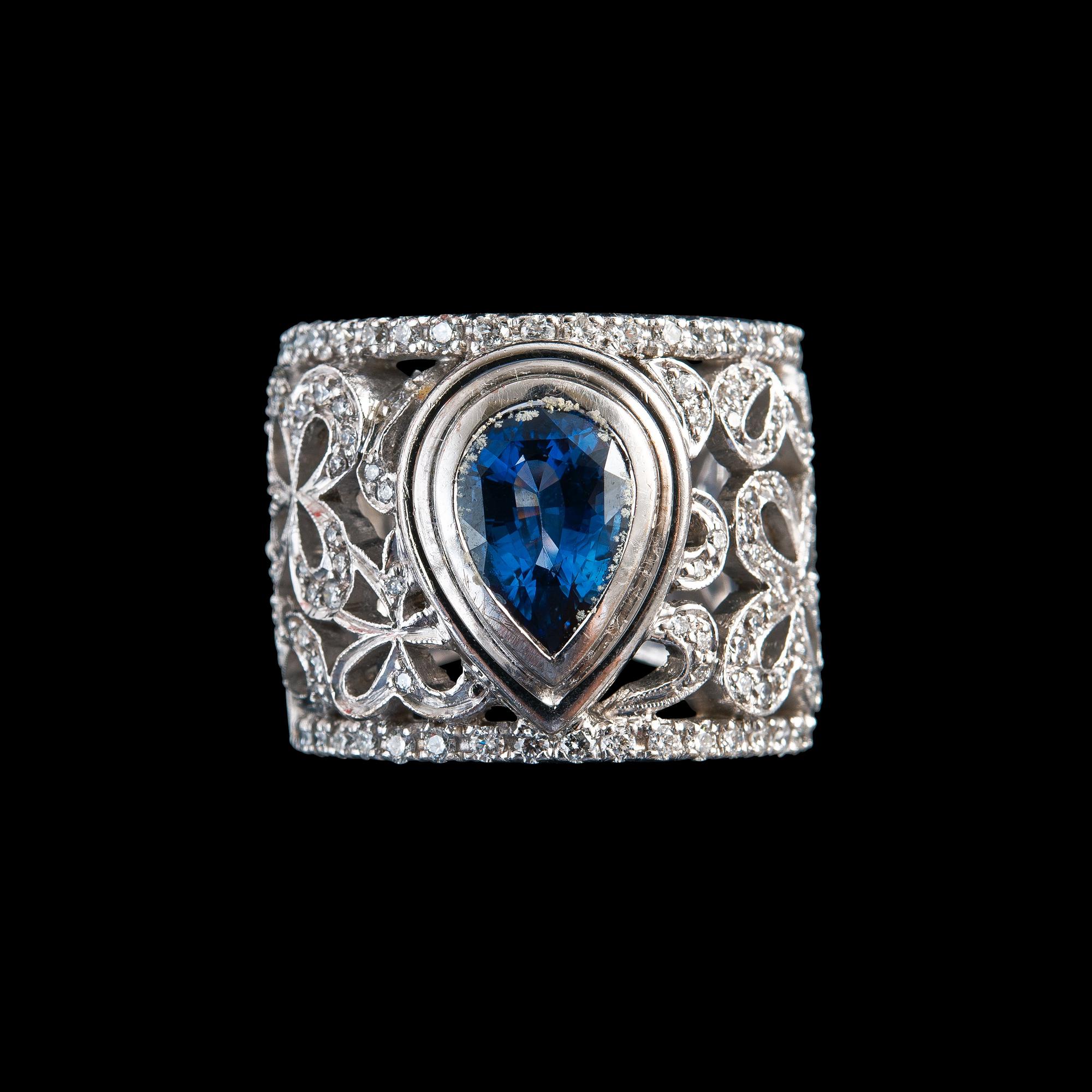 SORMUS, pisarahiottu safiiri n. 3.80 ct briljanttihiottuja timantteja n. 1.10 ct H/si. 18K valkokultaa. Paino 24 g.