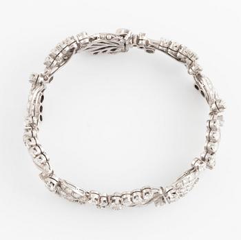 An 18K white gold bracelet set with round brilliant-cut diamonds.