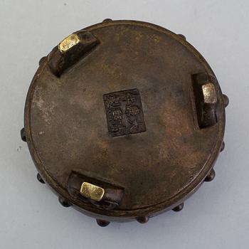 A bronze sensor, Kangxi mark, Qing Dynasty (1644-1912).