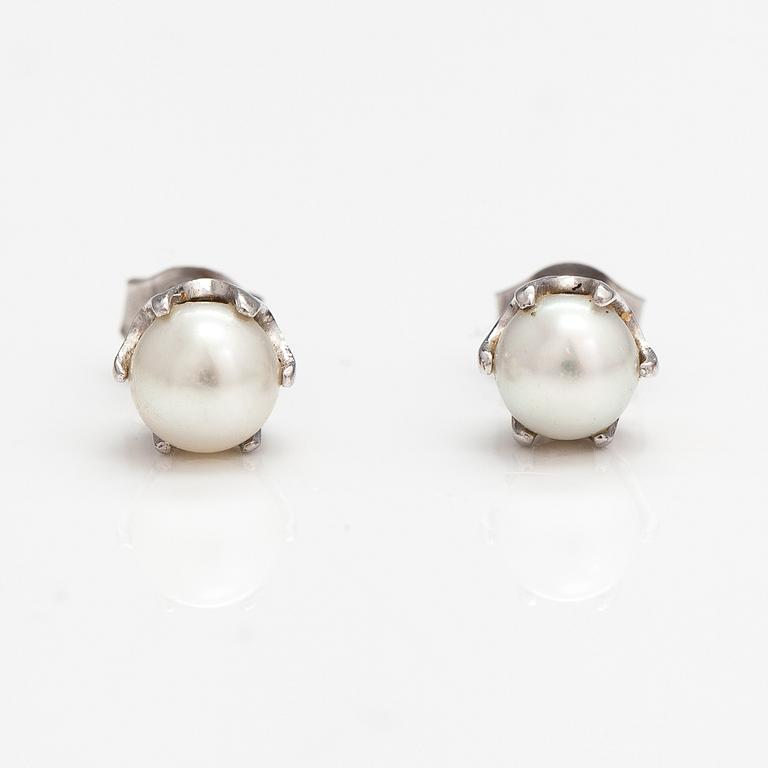 A pair of 14K white gold earrings with cultured pearls.