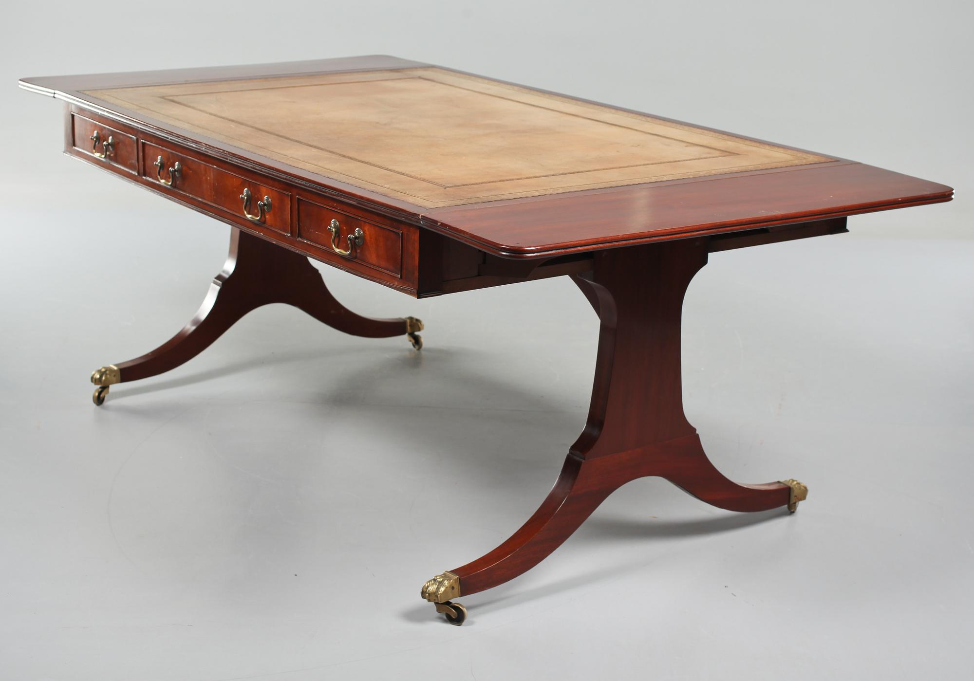 SKRIVBORD, engelsk stil, 1900-talets andra hälft.