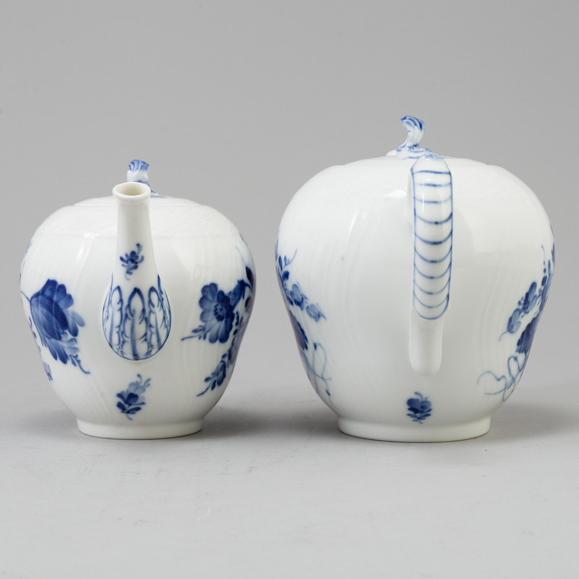 A 14 pc porcelain tableware "Blå blomst" from Royal Copenhagen.