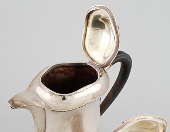 A koffee set in silver in two pieces by Erik Råström from Stockholm from 2947, weight 1040 grams.
