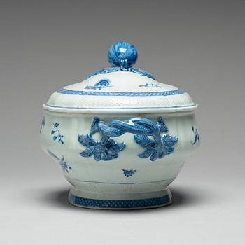 A blue and white tureen with cover, Qing dynasty, Qianlong (1736-95).