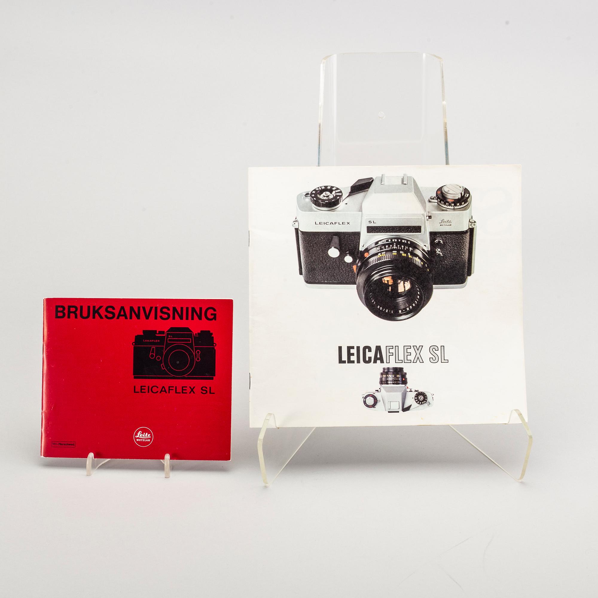 A chrome Leicaflex SL / Leica no 1198668 (1968) and two lenses.