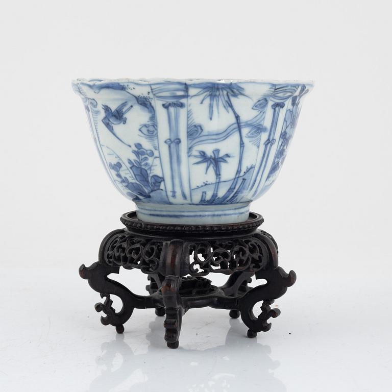 A blue and white kraak bowl, Ming dynasty, Wanli (1572-1620).