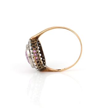 RING, 18K guld och troligen silver, med rosa safir ca 3.50ct och rosenslipade diamanter, Sverige 1919. Vikt 3,7 g.