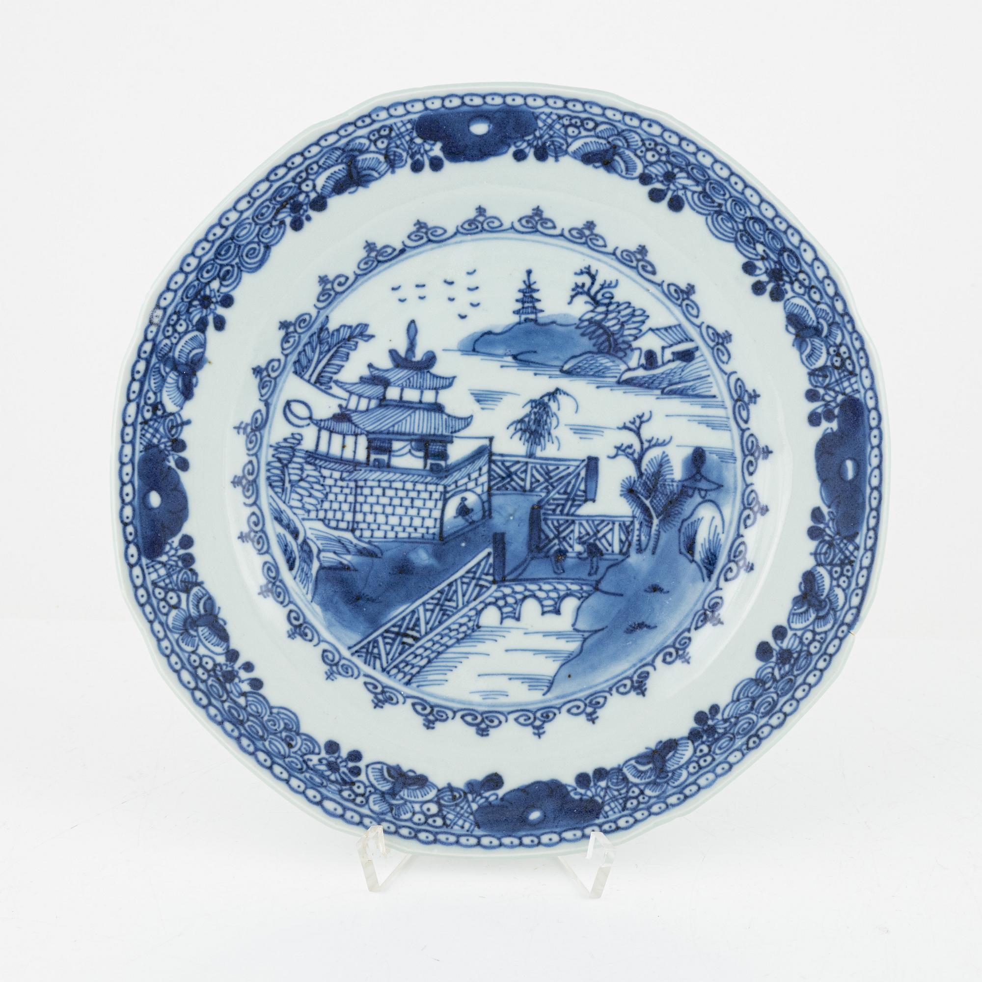 Servisdelar, porslin, 43 st, Kina, Qingdynastin, mestadels Qianlong (1735-95).