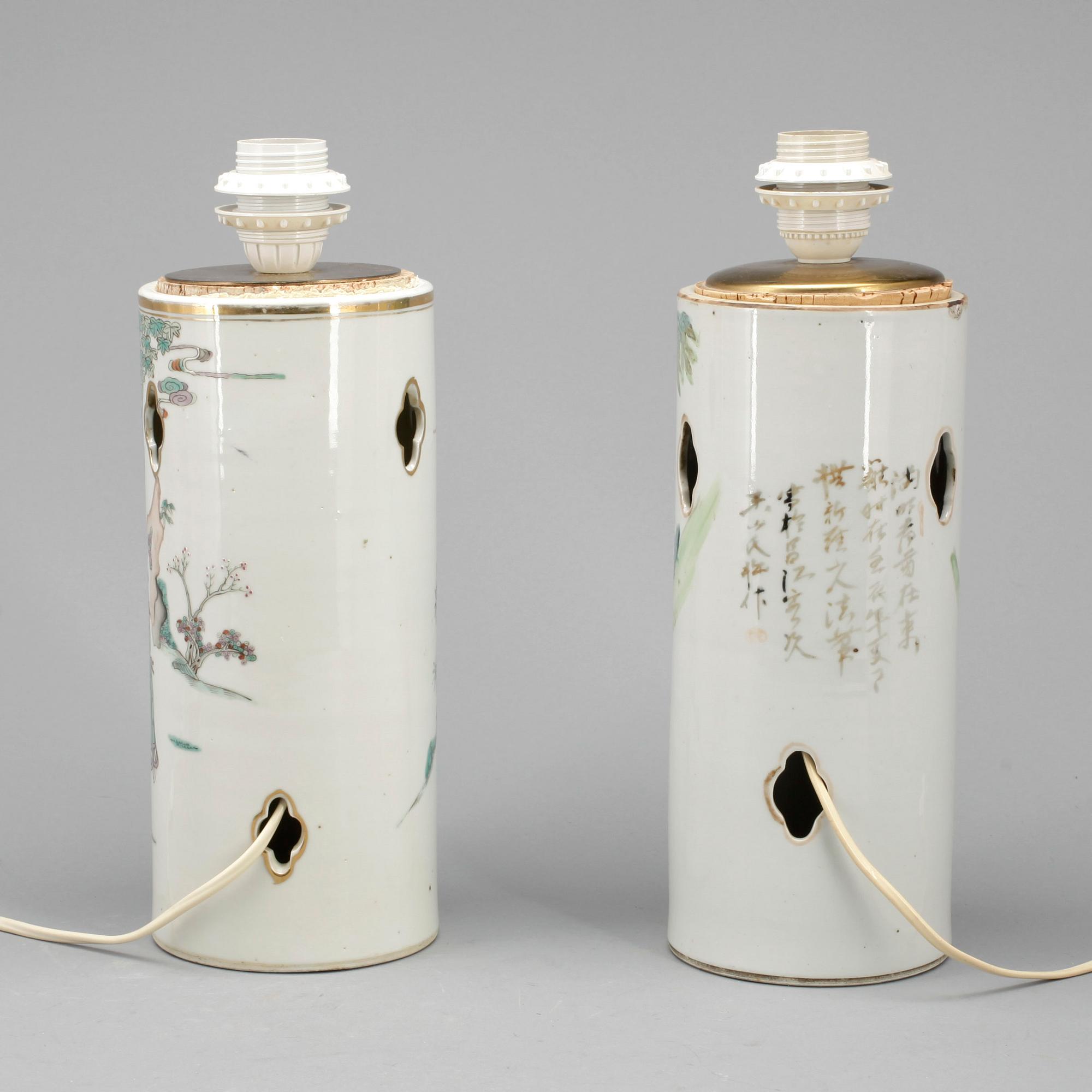 PERUKVASER, 2 st, porslin, Kina, 1900-talets första hälft.