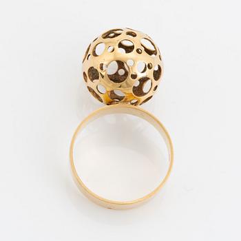 Liisa Vitali, 18K gold ring.