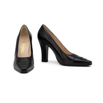 462. CHANEL, a pair of black leather lady's shoes.