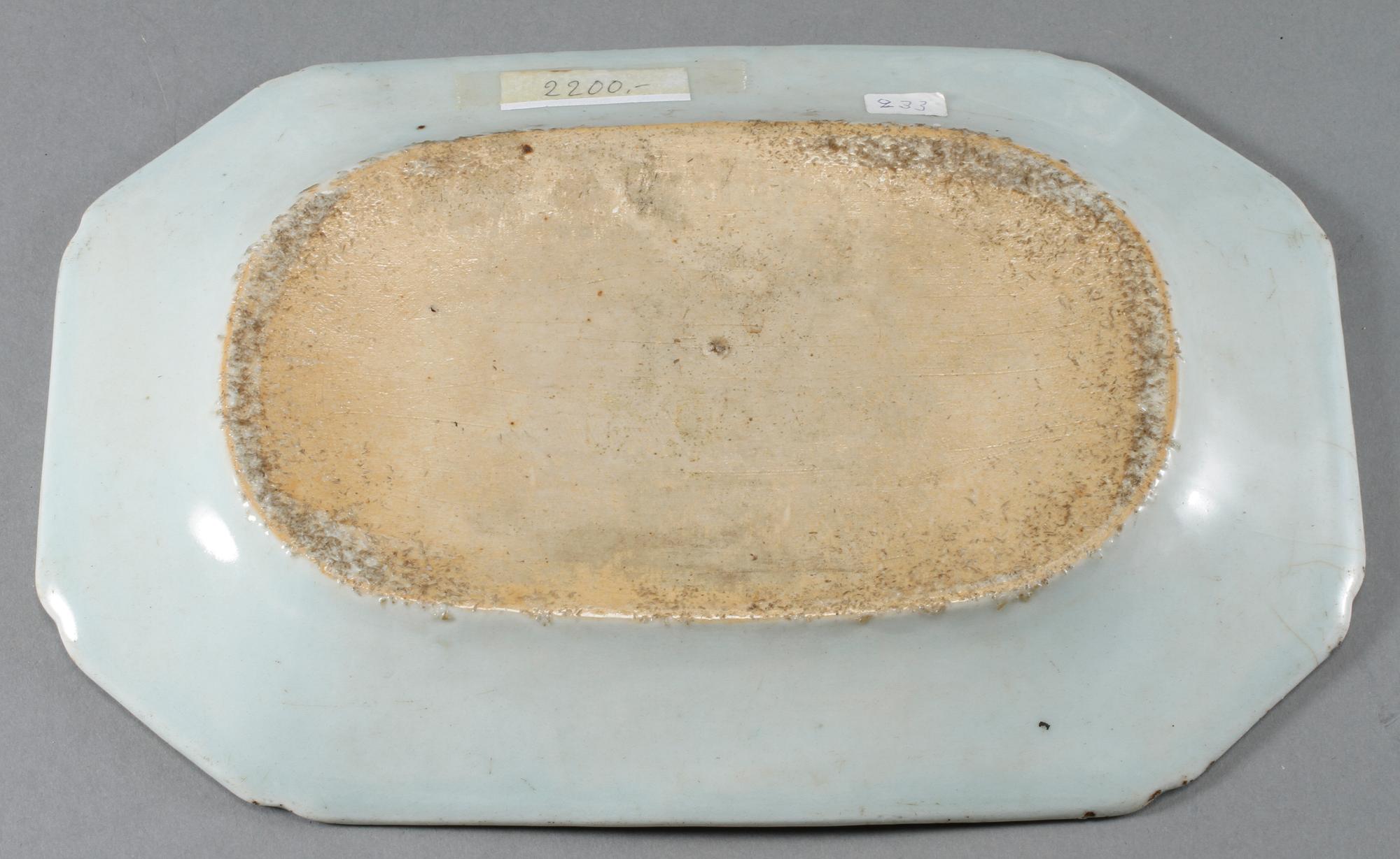 TALLRIKAR, 4 st, djupa, samt UNDERFAT, porslin, Kina, 1700-tal.