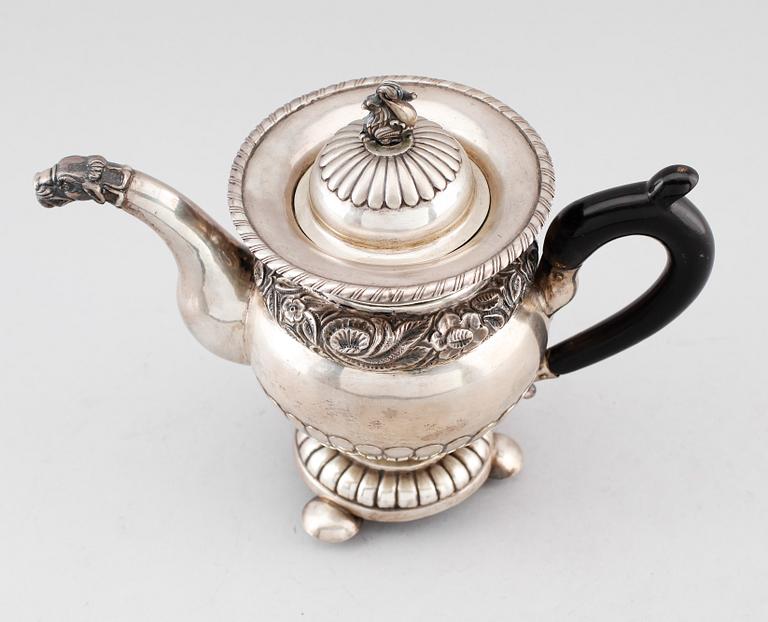 KAFFEKANNA, silver, Carl Wentzel, Köpenhamn, 1800-talets första hälft. Vikt ca 570 gram.