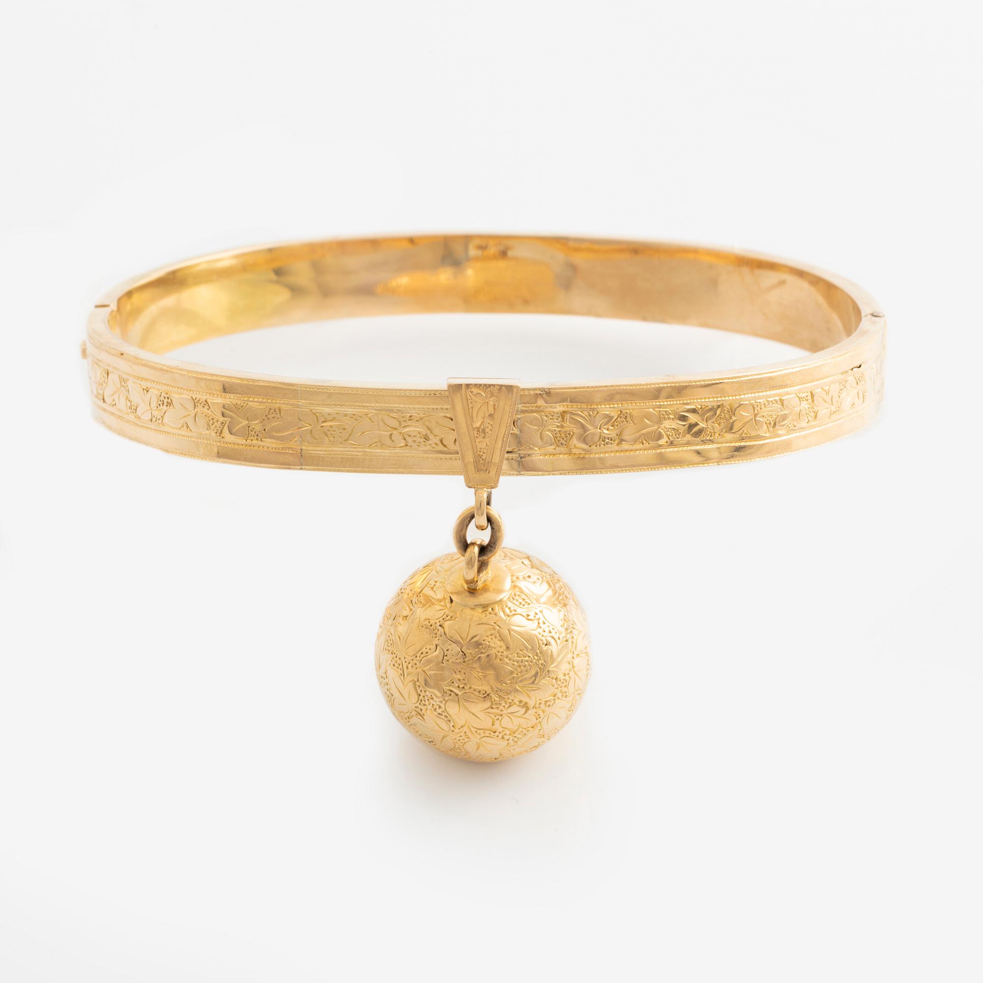 An 18K gold charm bracelet.