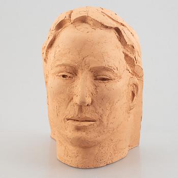 Hertha Hillfon, A head.