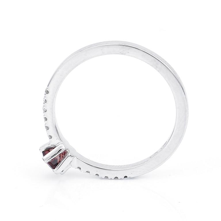 RING, 14K vitguld med turmalin 0,29 ct och briljantslipade diamanter tot ca 0,11 ct. Vikt 2,20 gram.