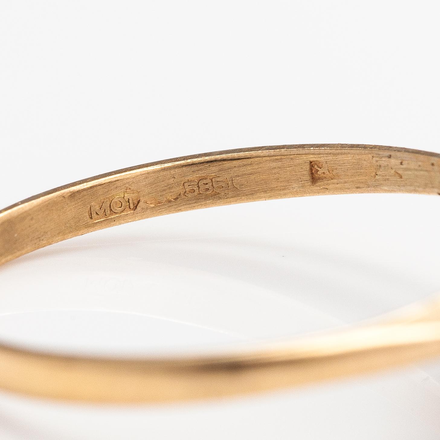 A 14K gold ring with a sapphire and a diamonds ca. 0.10 ct in total.