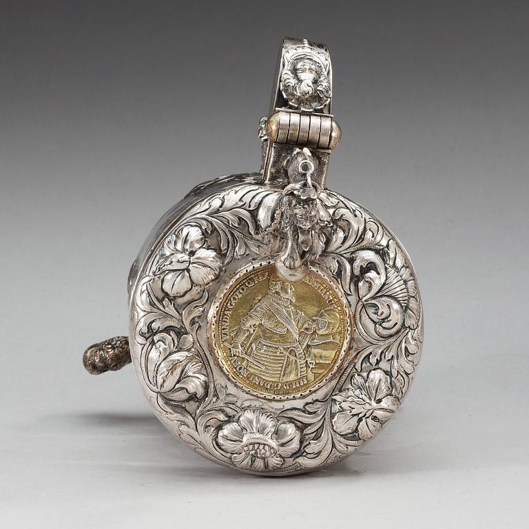 DRYCKESKANNA, av Thore Sörensen, Aalborg (1704-1732). Barock.