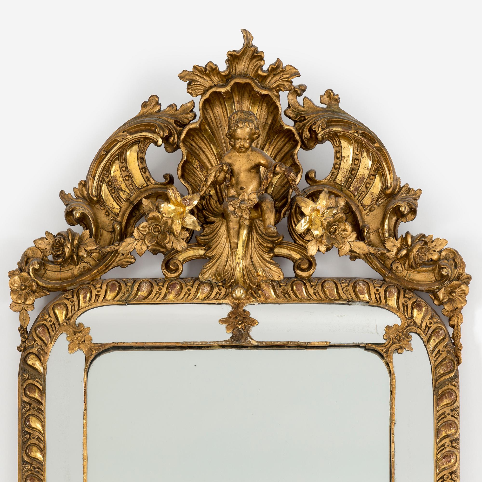SPEGEL, rokokostil, omkring 1900, Träskuren och pastellagedekor. Förgylld och bronserad.