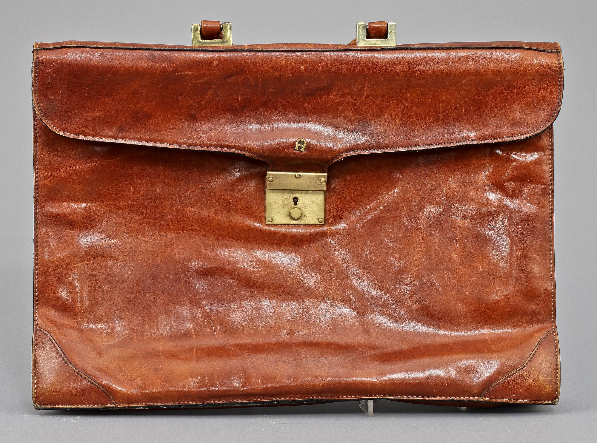 PORTFÖLJ, Etienne Aiger, 1900-talets fjärde kvartal.