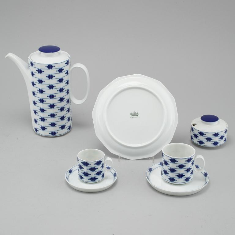 32 pieces of porcelain tableware by Tapio Wikkala for Rosenthal, 1979-80.