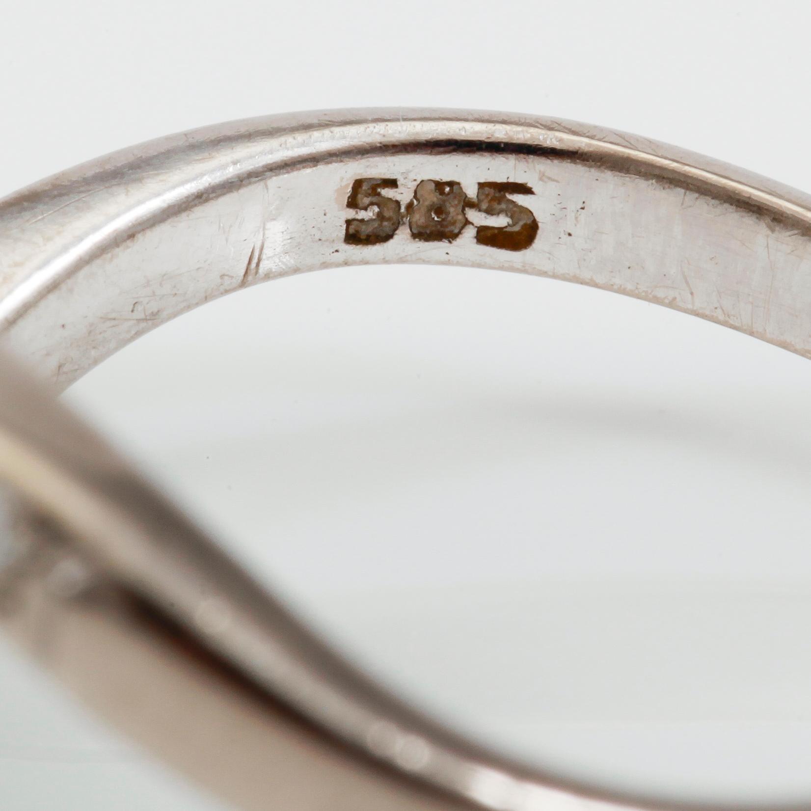 RING, 2 briljantslipade diamanter totalt ca 1,10 ct samt 6 mindre diamanter.