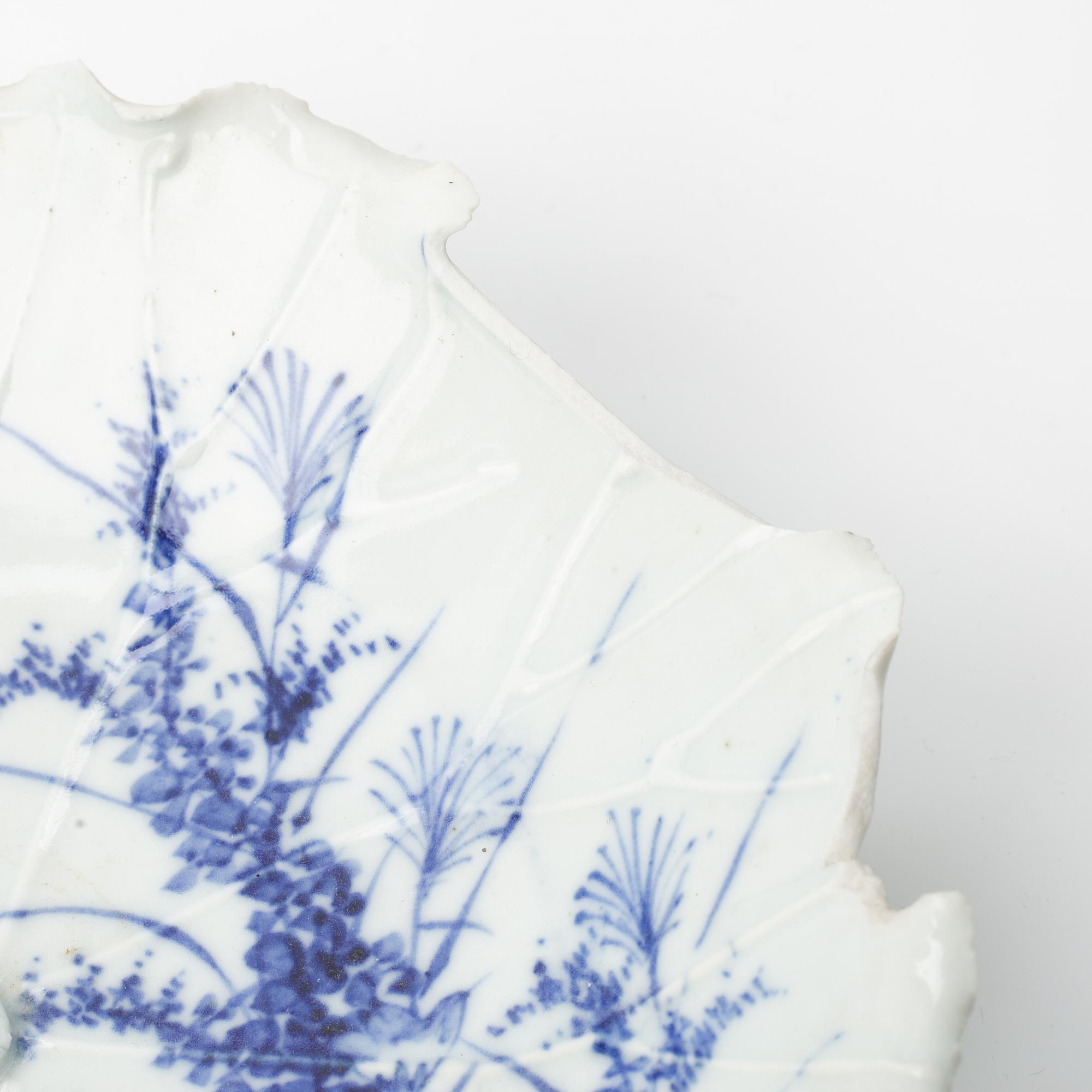 A pair of Japanese blue and white lotus-leaf shaped dishes, Meiji period (1868-1912).