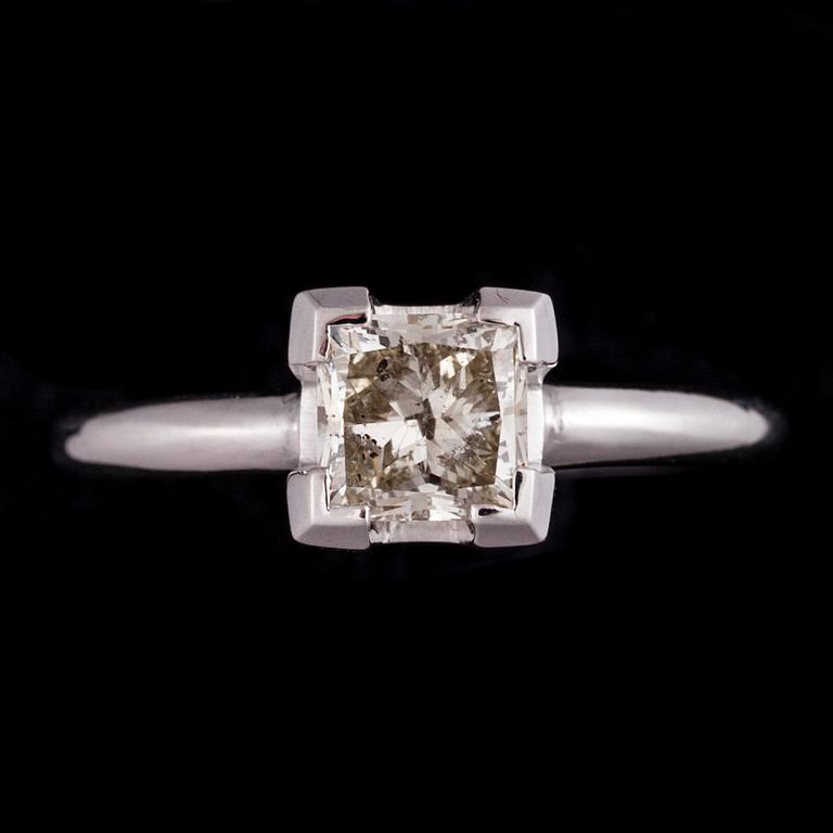 RING, 14K vitguld, prinsesslipad glasfylld diamant. Vikt ca 2,1 g.