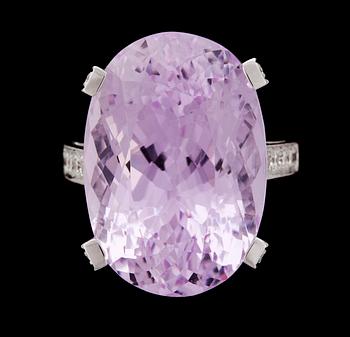 A kunzite, 31.38 cts, and brilliant cut diamond ring, tot. 1.15 cts.