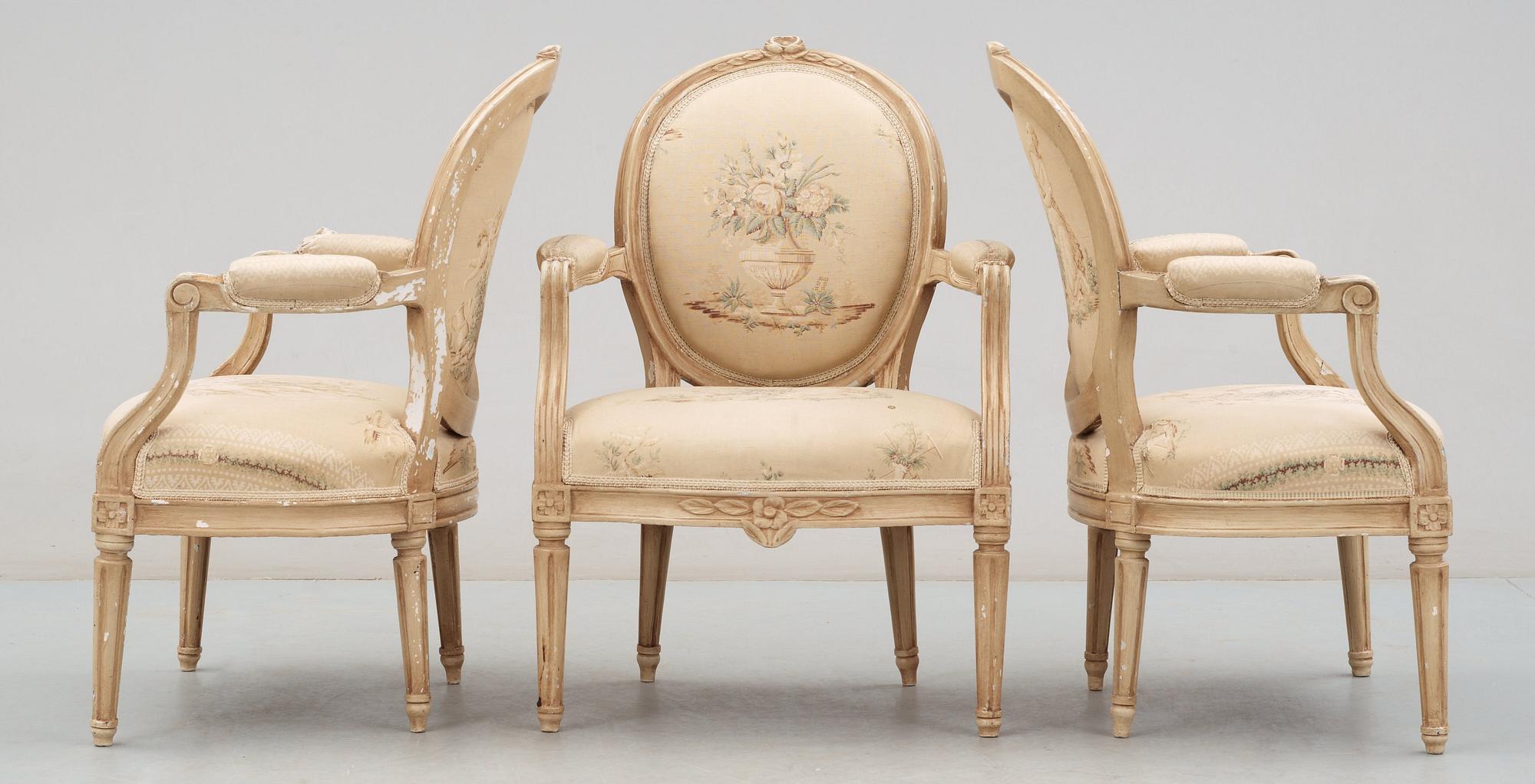KARMSTOLAR, tre stycken. Gustavianska stockholmsarbeten, 1700-talets slut.
