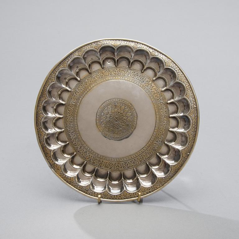 TALLRIK, silver samt förgyllt silver, Indien, 1800-tal. Vikt ca 279 g.