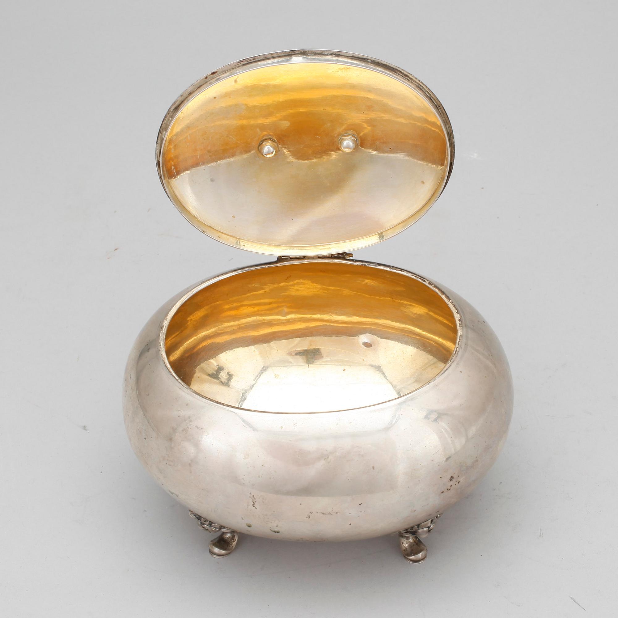 SOCKERSKRIN, silver, otydliga stämplar, Europa, troligen 1800-talets andra hälft. Vikt ca 364 gram.