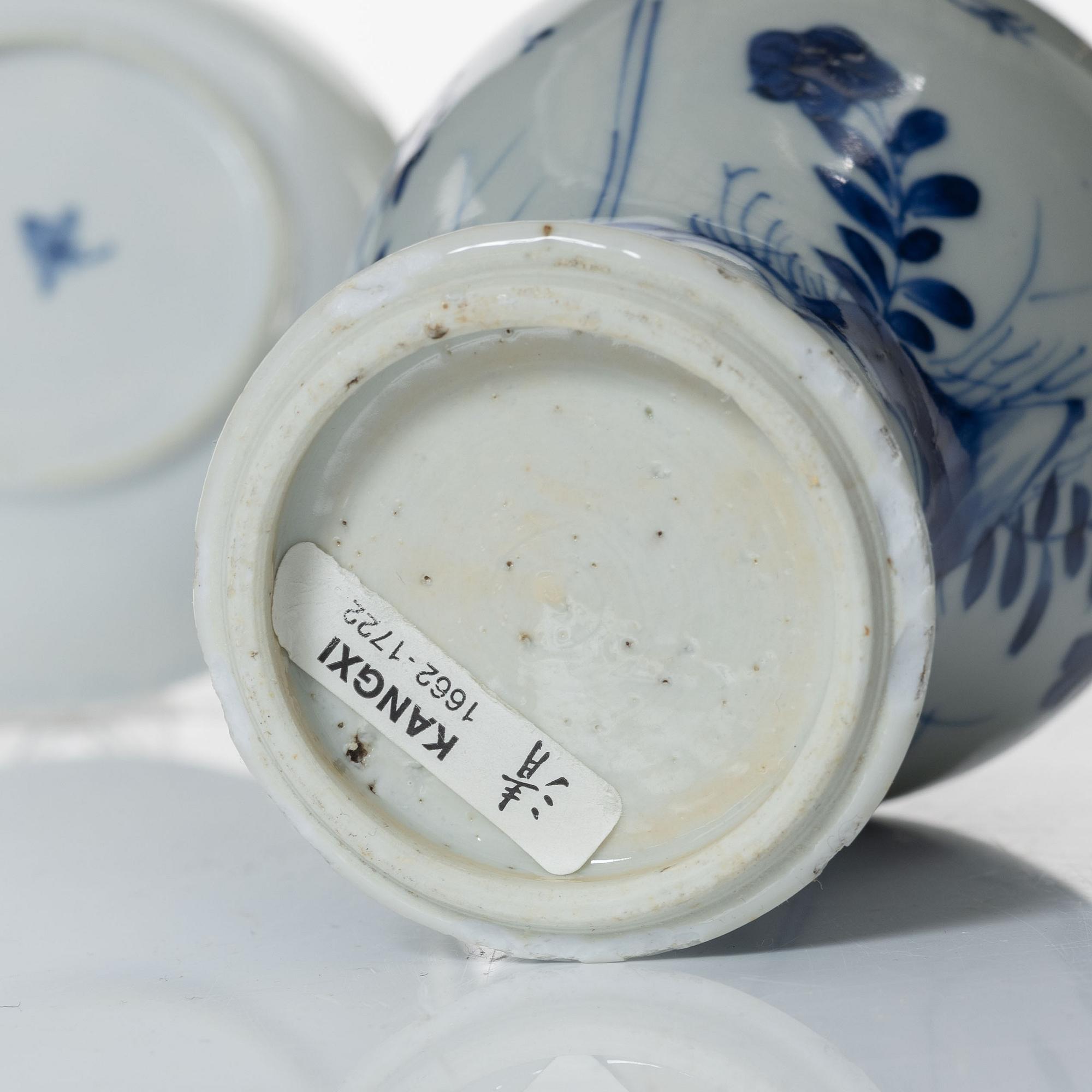 Vas och två fat, porslin, Kina, Qingdynastin, delvis Kangxi (1662-1722).