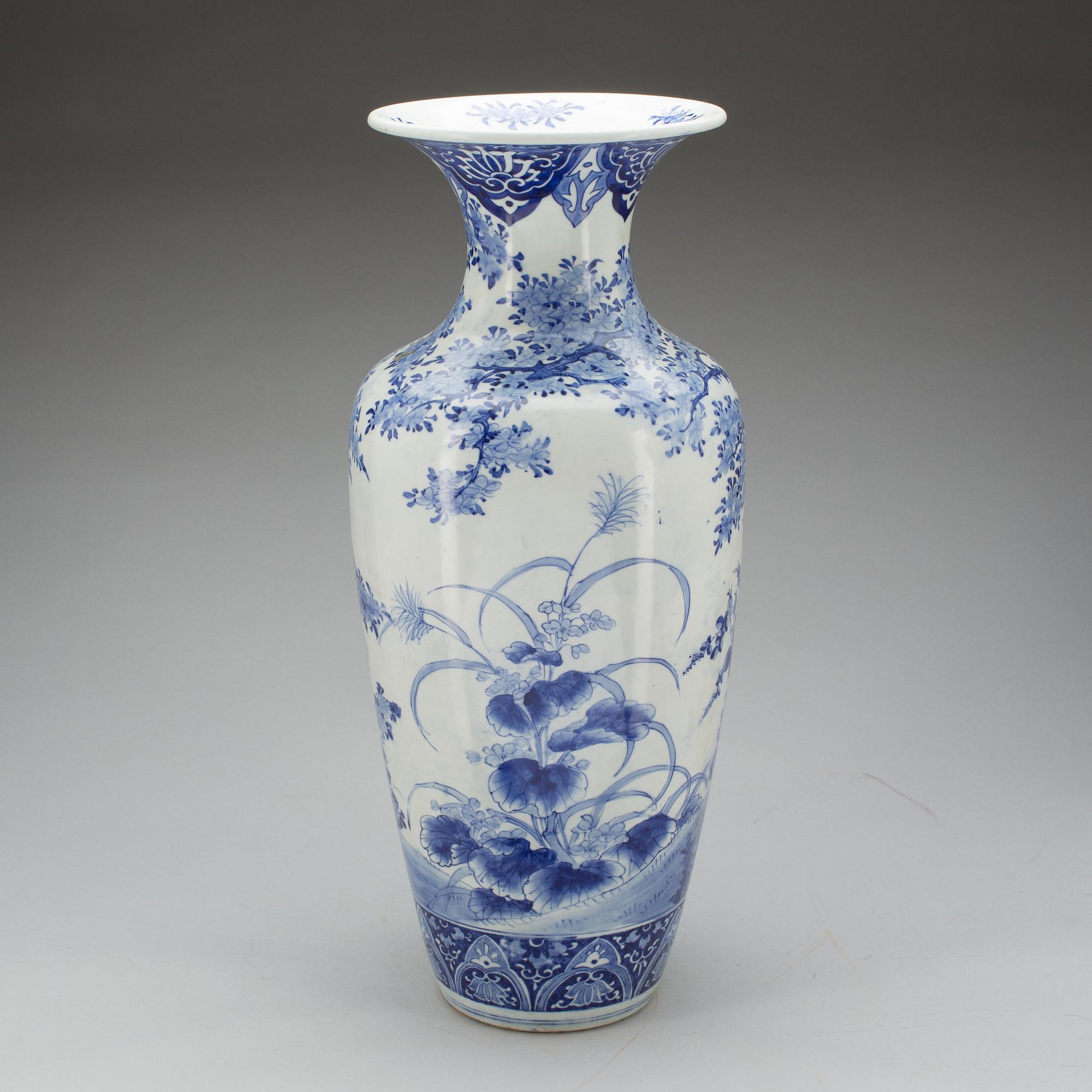 GOLVURNA, porslin, Japan, omkring 1900.