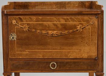 NATTDUKSBORD, ett par, av Georg Haupt (mästare i Stockholm 1770-1784), ej signerade, gustavianska.