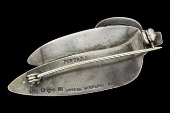 BROSCH, sterlingsilver med cabochonslipad månsten, Michelsen Aktiebolag o Per Sköld, Stockholm, 1953. Vikt ca 13 g.
