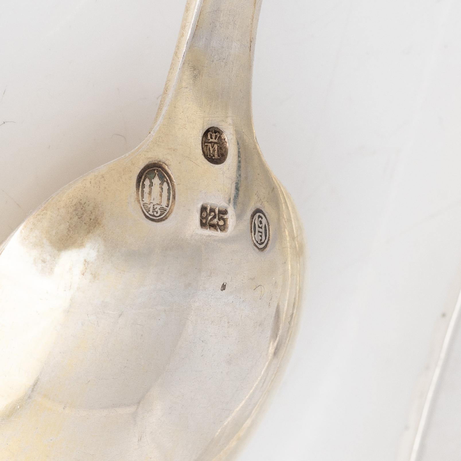 Nine pieces of silver cutlery.