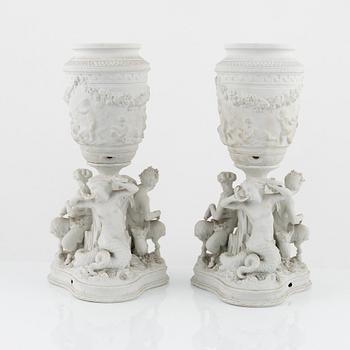 Urnor, ett par, parian, Oscar II:s ägarmärkning, 1800-talets mitt.