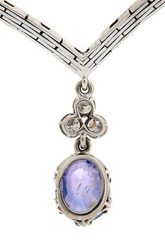 Necklace 18K whitegold with 1 purple-blue sapphire approx 6 ct  and 3 brilliant-cut diamonds approx 0,40 ct in total.
