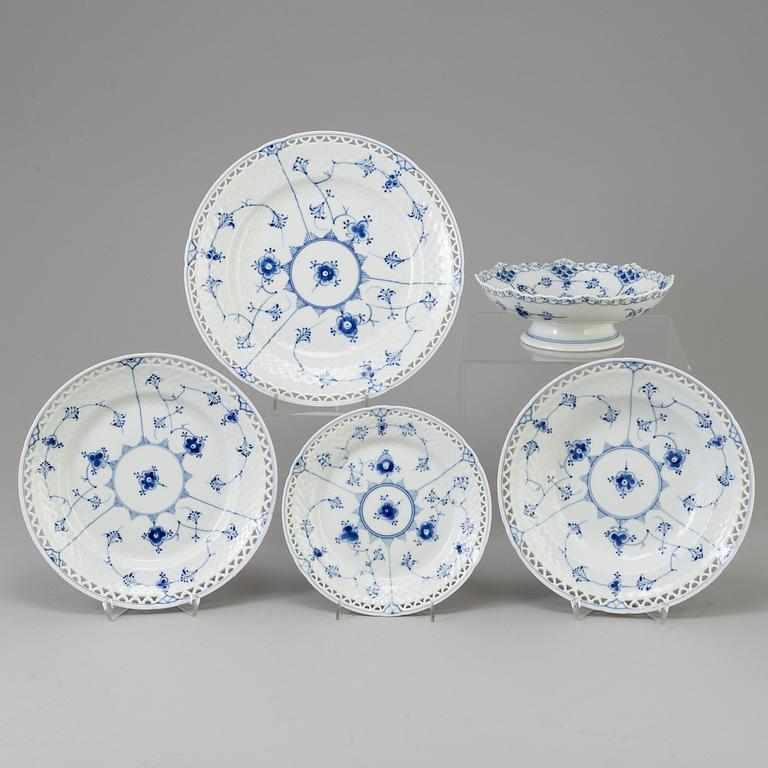 A set of 50 pieces Bing & Grøndahl 'Musselmalet' porcelain tableware.