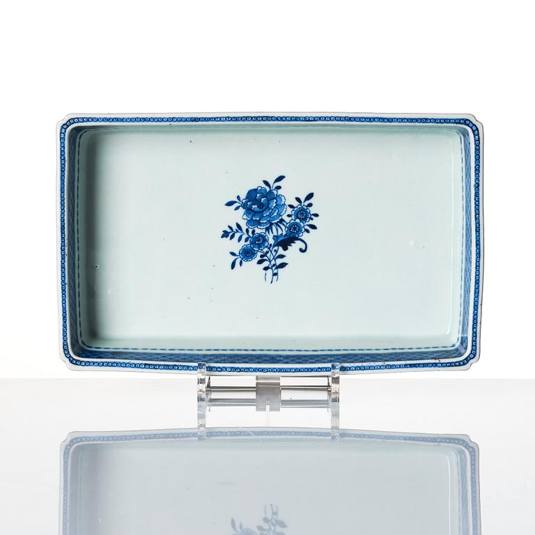 A blue and white tray, Qing dynasty, circa 1800.