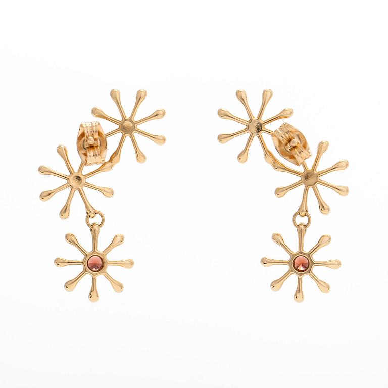 Kirsti Doukas, örhängen, "Pohjantähti", 18K guld och granat. Kalevala Koru, Helsingfors.