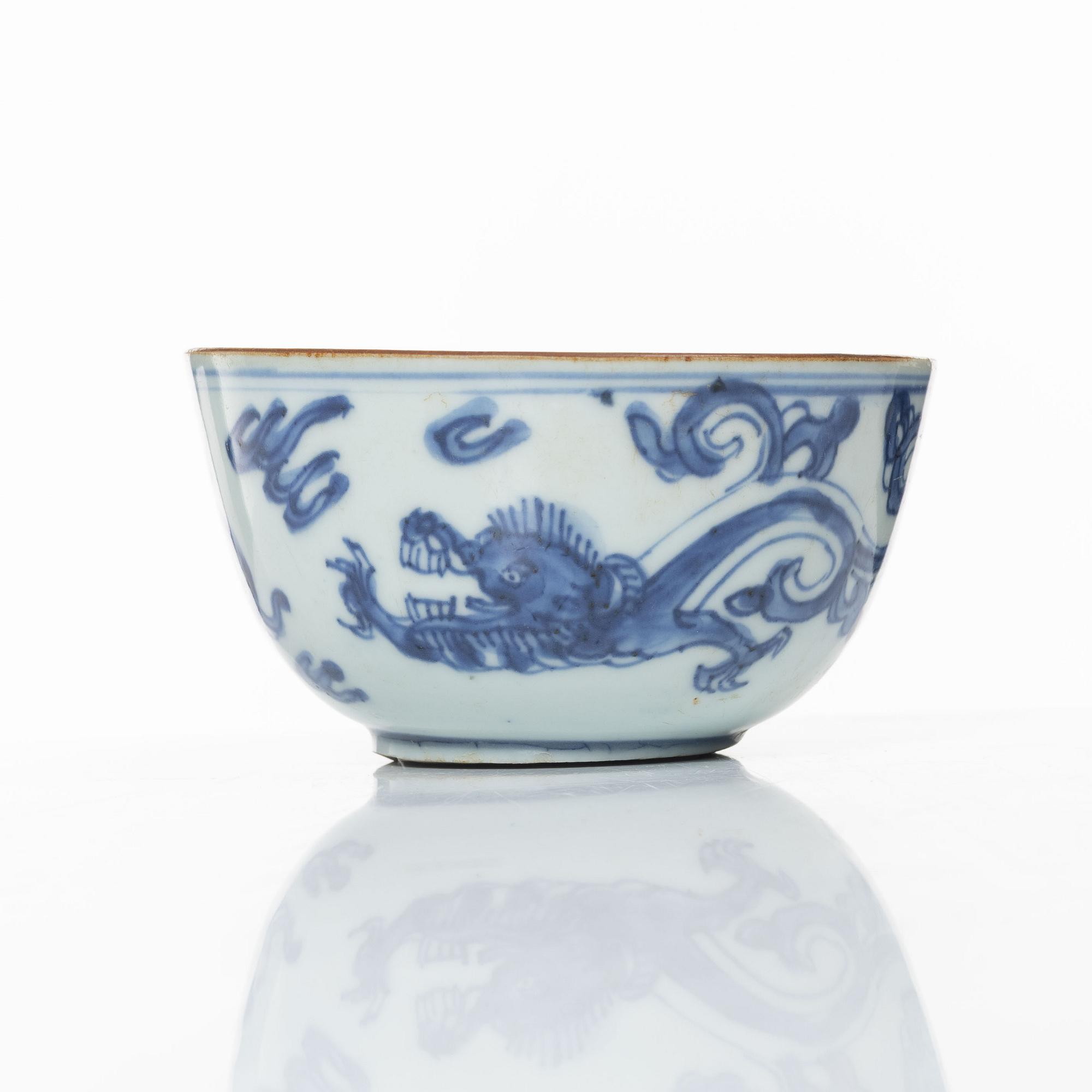 A Chinese blue and white kui dragon bowl, Ming dynasty, 17th century.