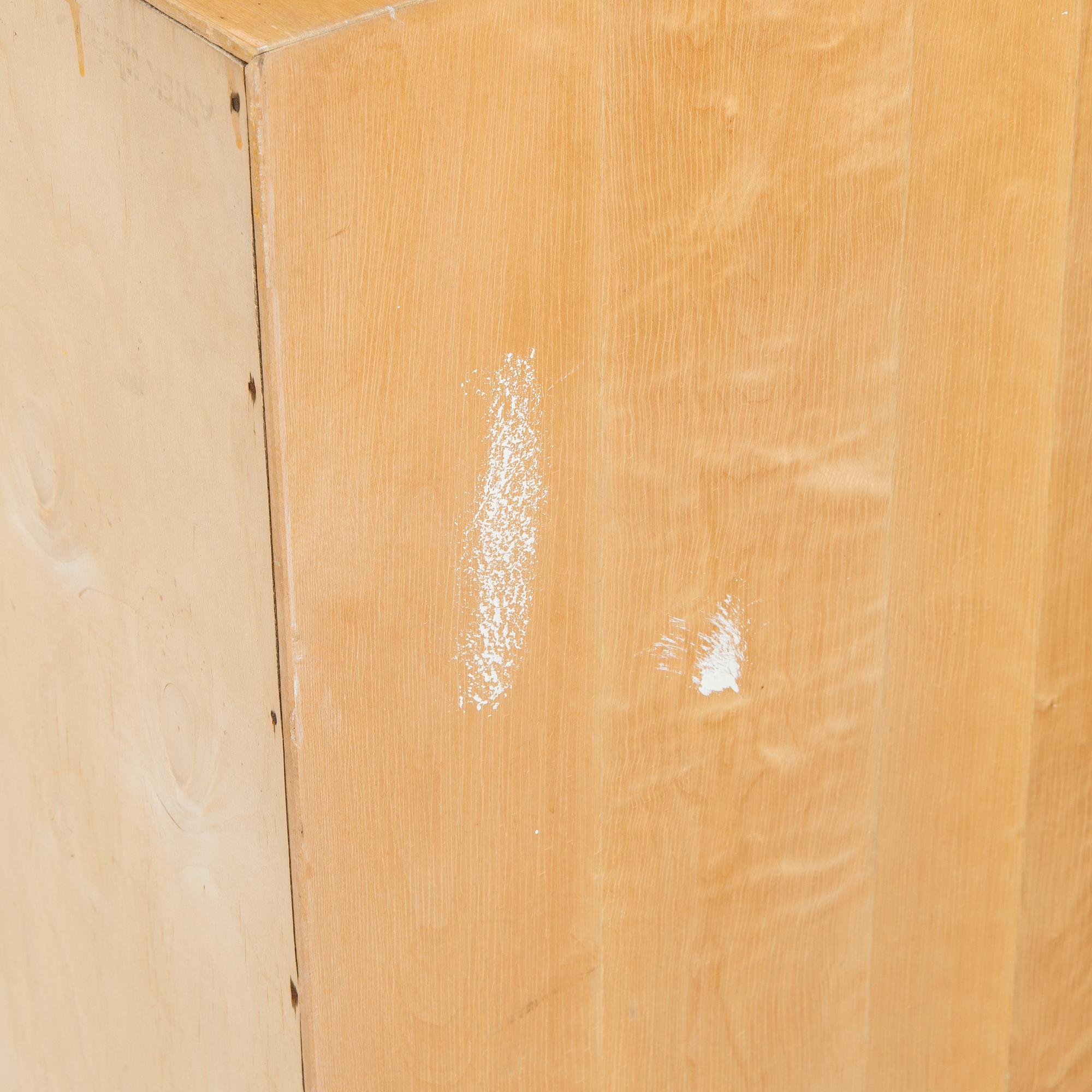 Aino Aalto, kaappi, malli 808 ja vitriini, malli 214 O.Y. Huonekalu- ja Rakennustyötehdas A.B. 1950-luvun alku.