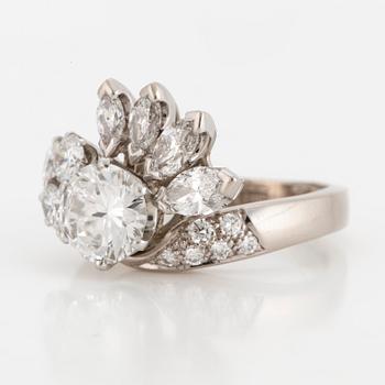 RING, design Siegfried Egger, med diamanter.