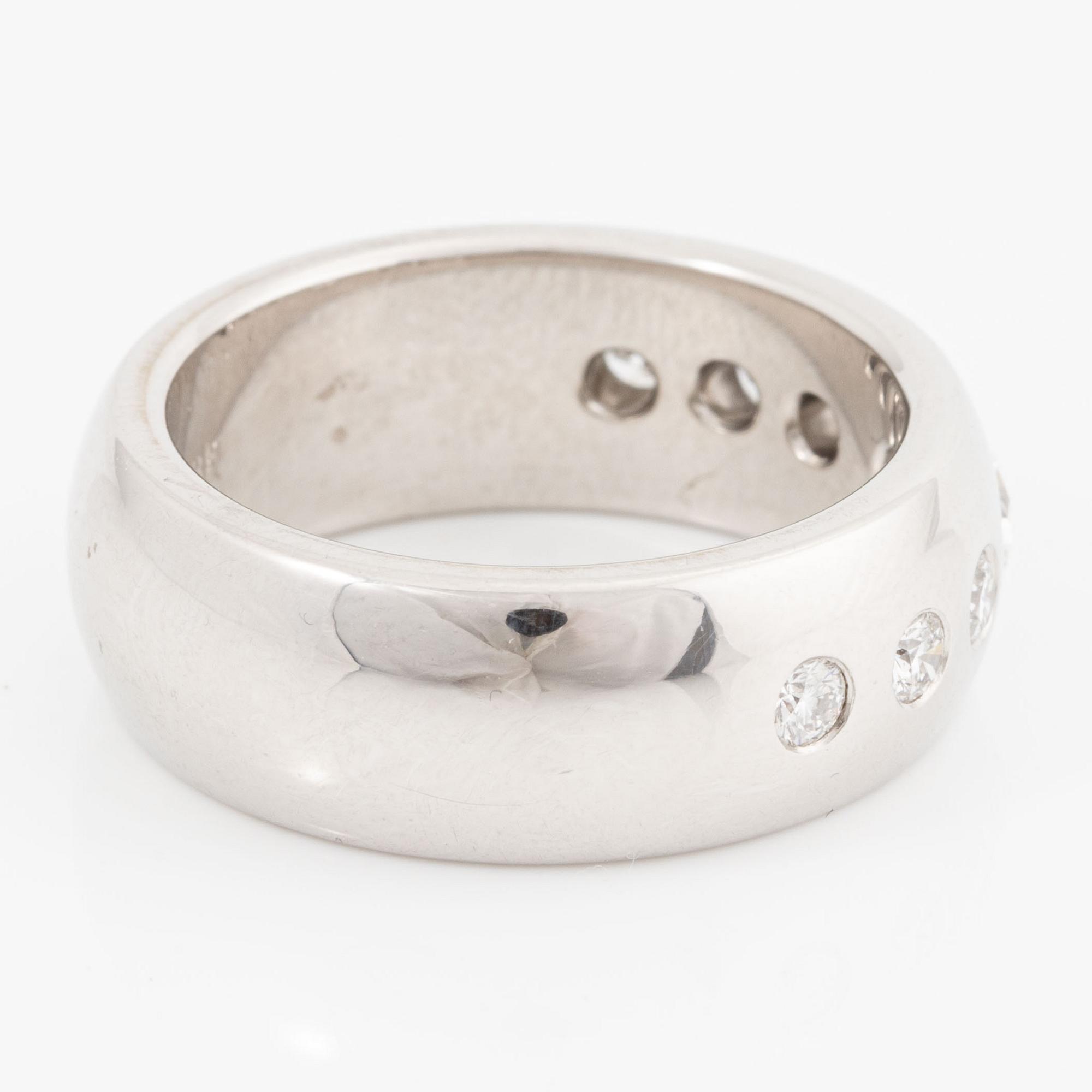 Ring, Schalins, 18K vitguld med ovalslipad diamant och briljantslipade diamanter.
