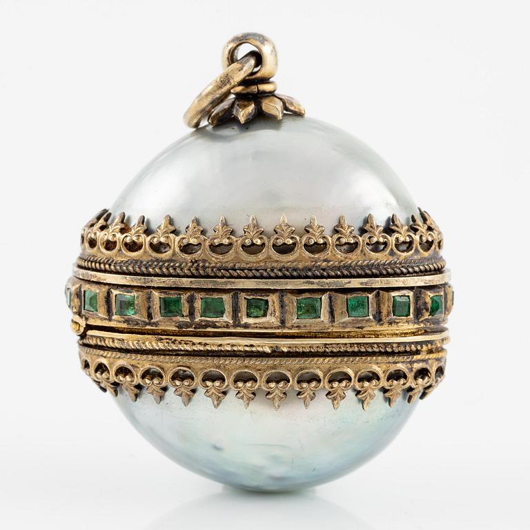 An Austrian-Hungarian pendant, parcel-gilt 750/1000 silver, emeralds and mother of pearl, Pest 1867-1922.