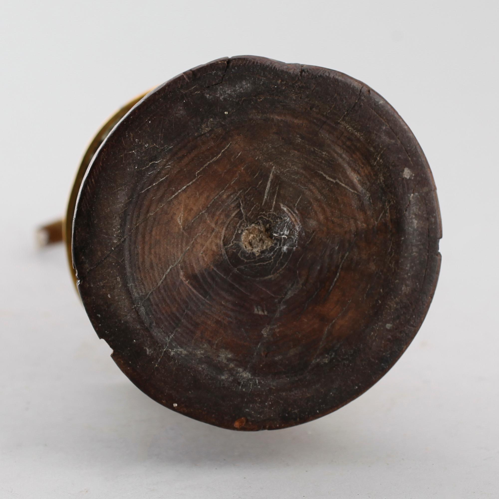 LJUSSTAKE, trä och mässing, 1700-tal.