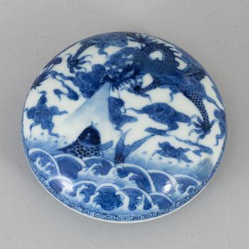 A blue and white paste seal paste box with cover.